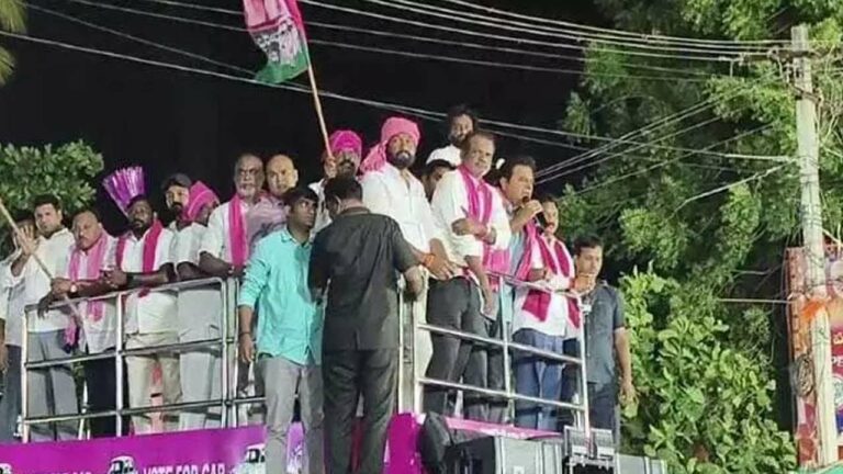 KTR : కేటీఆర్ రోడ్ షో లో ఉద్రిక్తత.. టమాటాలు విసిరిన హనుమాన్‌ దీక్షాపరులు