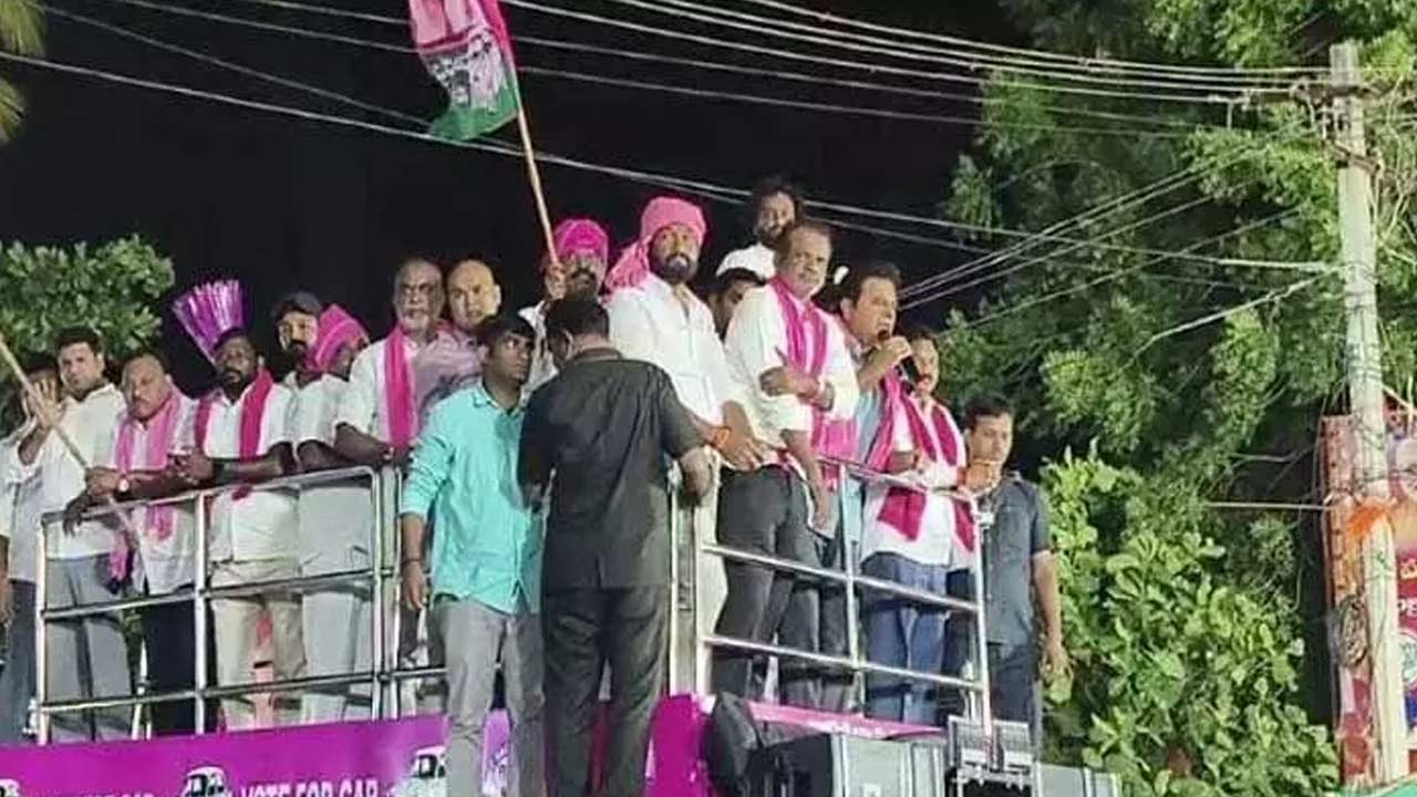 KTR : కేటీఆర్ రోడ్ షో లో ఉద్రిక్తత.. టమాటాలు విసిరిన హనుమాన్‌ దీక్షాపరులు