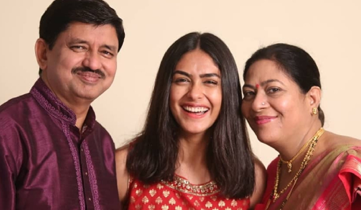 Mrunal Thakur Father And Mother