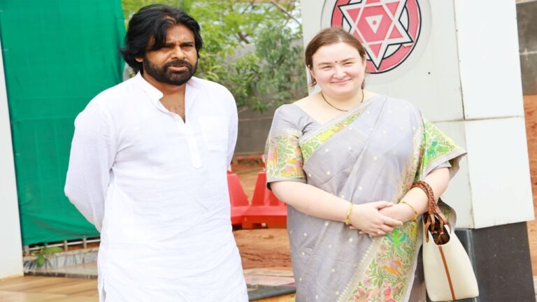 Pawan Kalyan: ఓటు వేసిన పవన్ కళ్యాణ్.. భార్యతో కలిసి ఫోటోలు