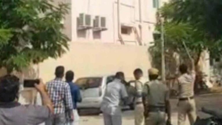 JC Family: భారీ బందోబస్తు మధ్య హైదరాబాద్‌కు జేసీ ఫ్యామిలీ..!