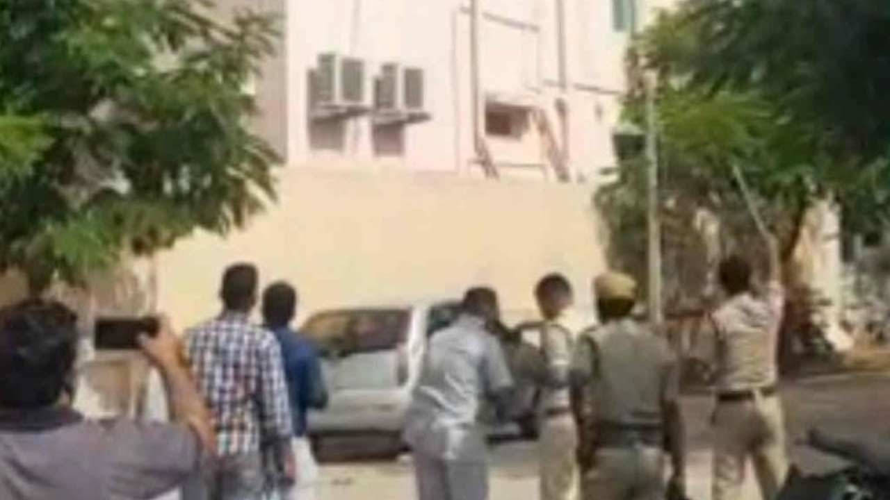 JC Family: భారీ బందోబస్తు మధ్య హైదరాబాద్‌కు జేసీ ఫ్యామిలీ..!