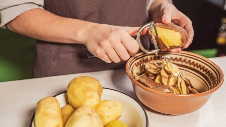 Potato Peel: ఆలూ తొక్కను పడేస్తున్నారా? ఇది తెలిస్తే అస్సలు వదలరు..
