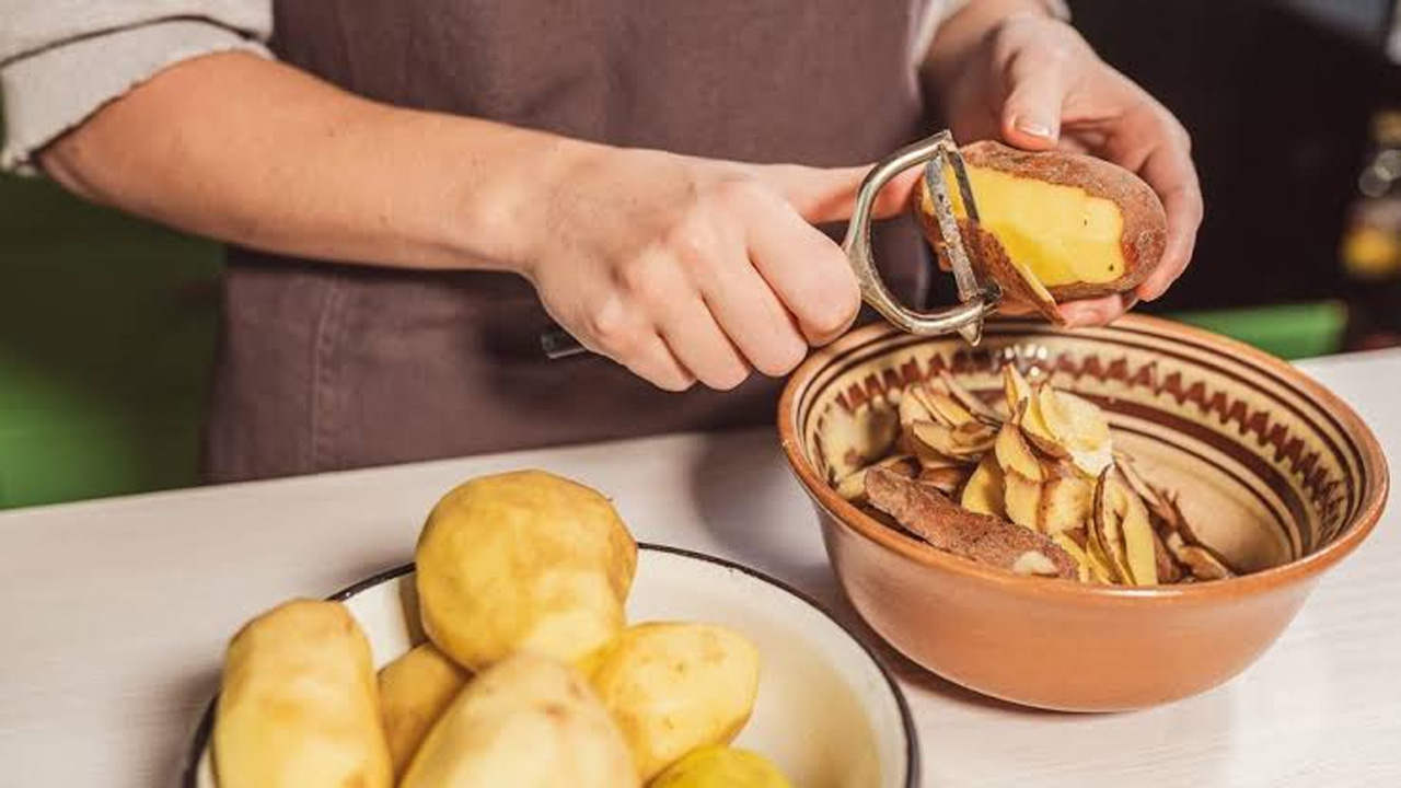 Potato Peel: ఆలూ తొక్కను పడేస్తున్నారా? ఇది తెలిస్తే అస్సలు వదలరు..