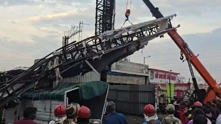 Pune: 16 మందిని బలిగొన్న ముంబై ఘటన తర్వాత పూణేలో కుప్పకూలిన భారీ హోర్డింగ్..