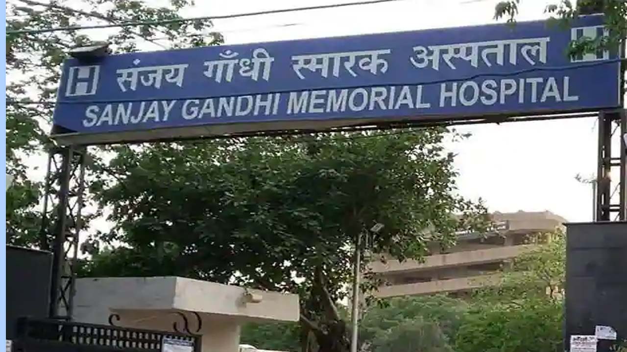 Delhi: రెండు ఆస్పత్రులకు బాంబు బెదిరింపులు.. బాంబ్ స్క్వాడ్ తనిఖీలు