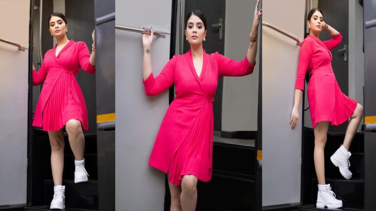 Sreemukhi: పింక్ డ్రెస్ లో పరువాలు వలకబోస్తున్న శ్రీముఖి