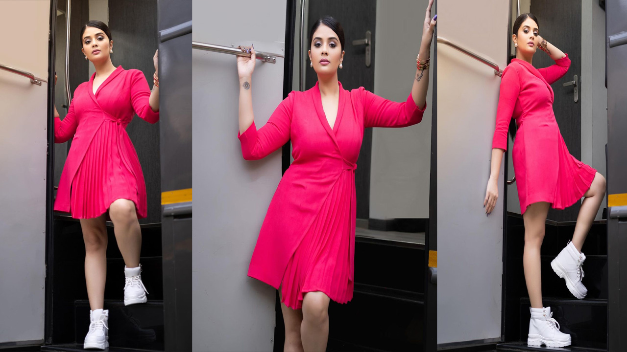 Sreemukhi: పింక్ డ్రెస్ లో పరువాలు వలకబోస్తున్న శ్రీముఖి