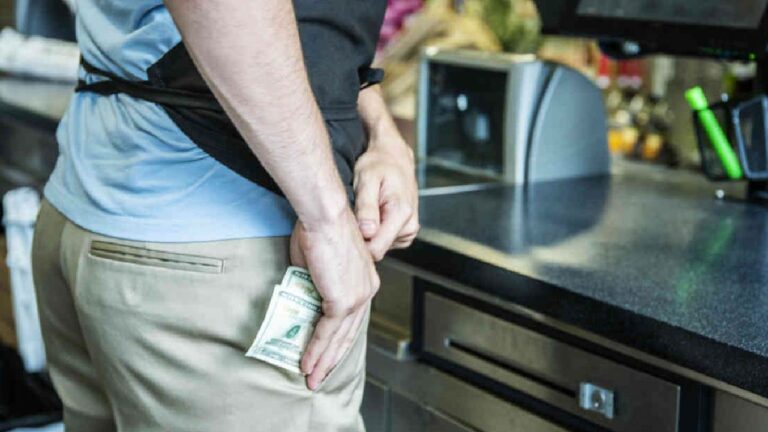 Theft: యజమానికి నిద్ర మాత్రలు ఇచ్చి ఇంటిని దోచేసిన పనిమనిషి..