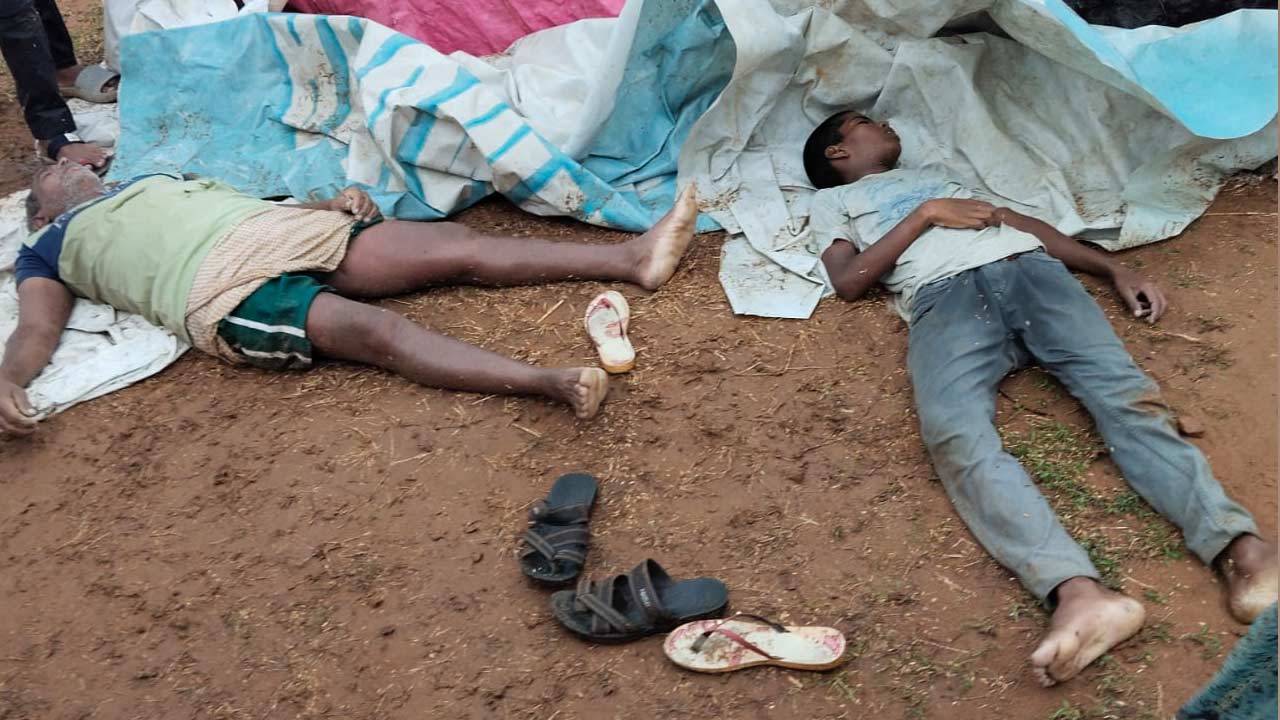 Thunderstorm : మెదక్ జిల్లాలో విషాదం.. పిడుగుపడి తండ్రికొడుకులు మృతి