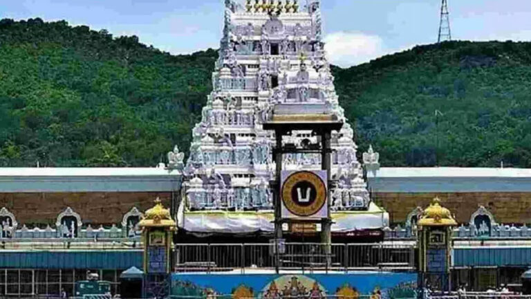 Tirumala: తిరుమలలో కొనసాగుతున్న భక్తుల రద్దీ.. శ్రీవారి దర్శనానికి 12 గంటల సమయం..!