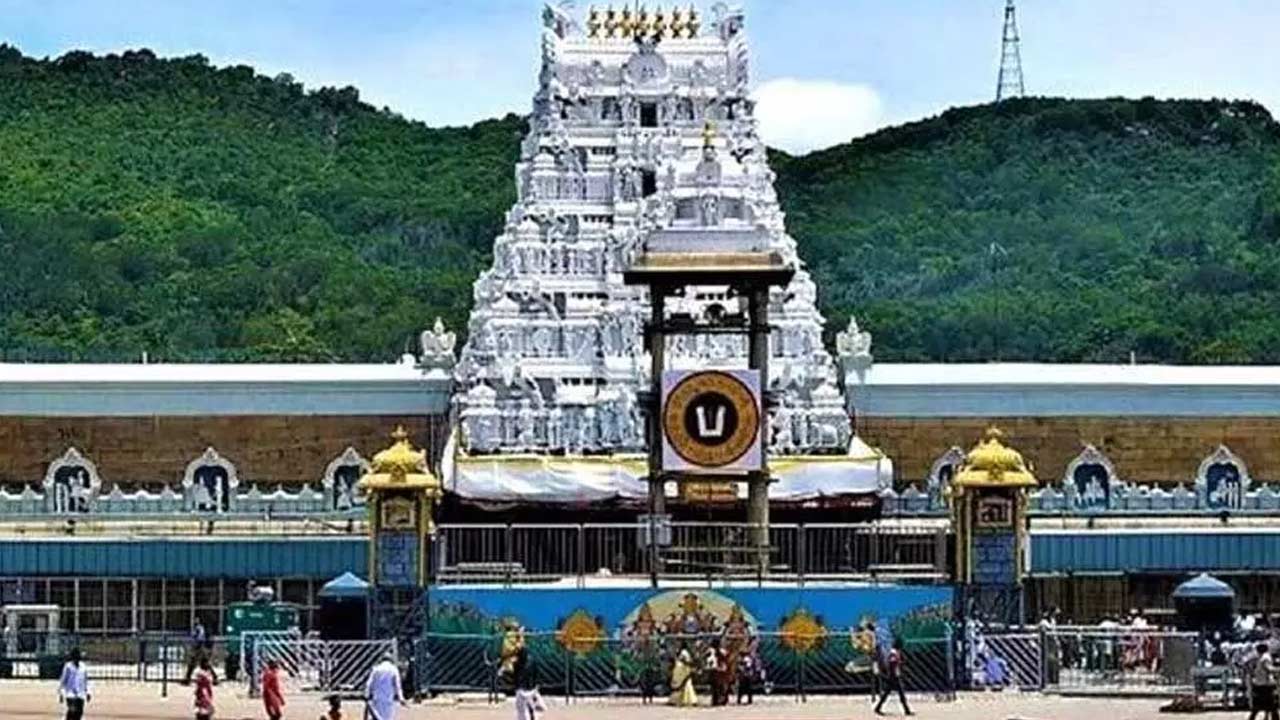 Tirumala: హాట్ కేకుల్లా శ్రీవారి దర్శన టికెట్ల విక్రయాలు.. నిమిషాల వ్యవధిలోనే..