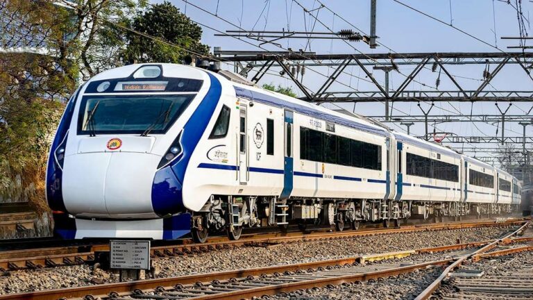 Trains: స్టేషన్ సిబ్బంది ఘర్షణ.. నిలిచిన రైళ్ల రాకపోకలు.. ప్యాసింజర్స్‌కు ఇక్కట్లు