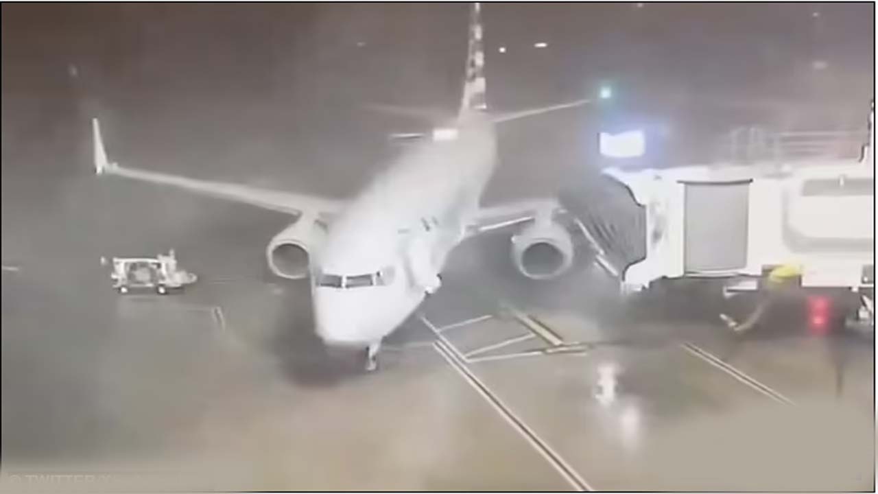 US: వామ్మో ఏం గాలి.. ఓ విమానం ఏమైందంటే..!