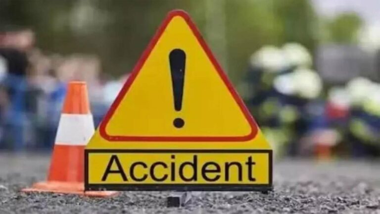 Road Accident: ఎక్స్‌ప్రెస్ వే మీద వేగంగా దూసుకొచ్చి పల్టీలు కొట్టిన కారు.. యువకుడు మృతి