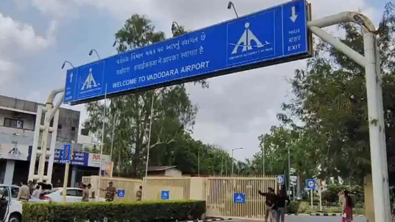 Bomb threat: దేశ వ్యాప్తంగా పలు ఎయిర్‌పోర్టులకు బాంబు బెదిరింపులు