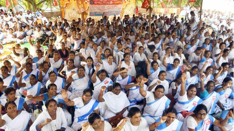 Rajanna Sircilla: సిరిసిల్ల జిల్లా కలెక్టర్ వద్ద ఆశా వర్కర్ల ధర్నా..