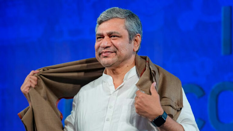 Ashwini Vaishnaw: రైలు ప్రమాదంపై రైల్వే మంత్రిని ఏకేస్తున్న ప్రతిపక్షాలు..