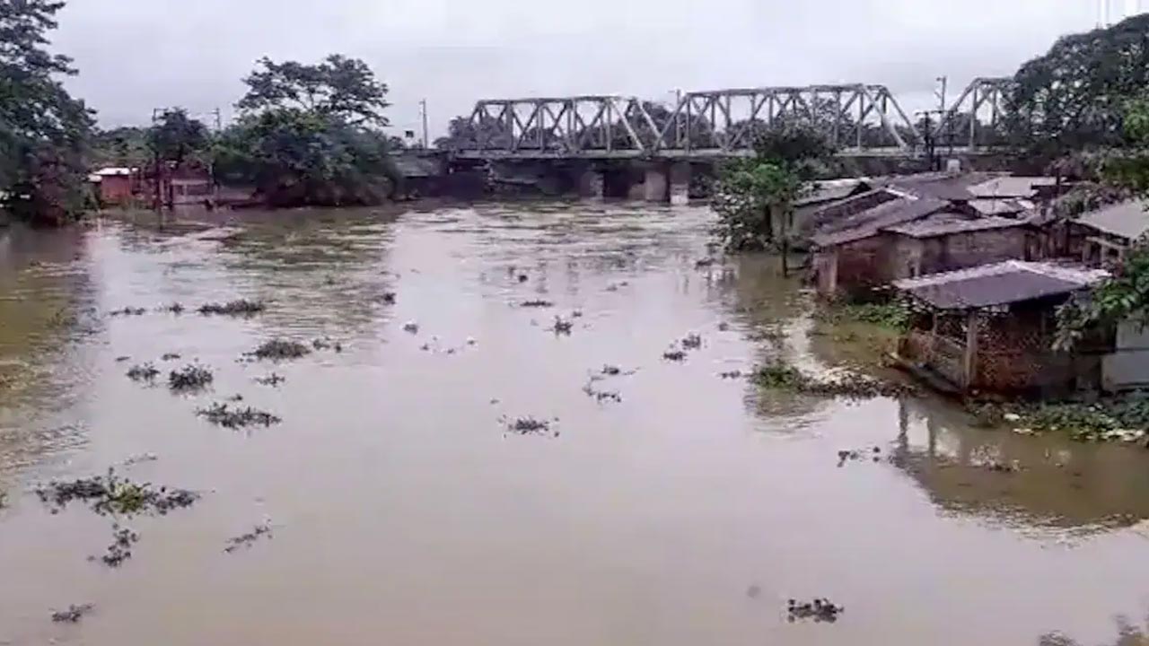 Assam Floods: వరదలతో అస్సాం విలవిల.. 30 మందికి పైగా మృతి
