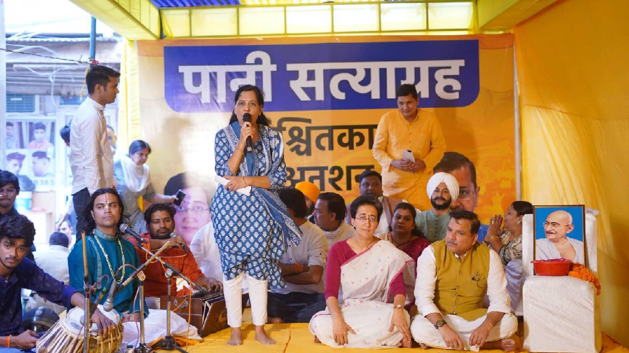 Delhi: నీటి సంక్షోభంపై అతిషి నిరాహాదీక్ష ..  సీఎం కేజ్రీవాల్‌కి వ్యతిరేకంగా బీజేపీ నినాదాలు..