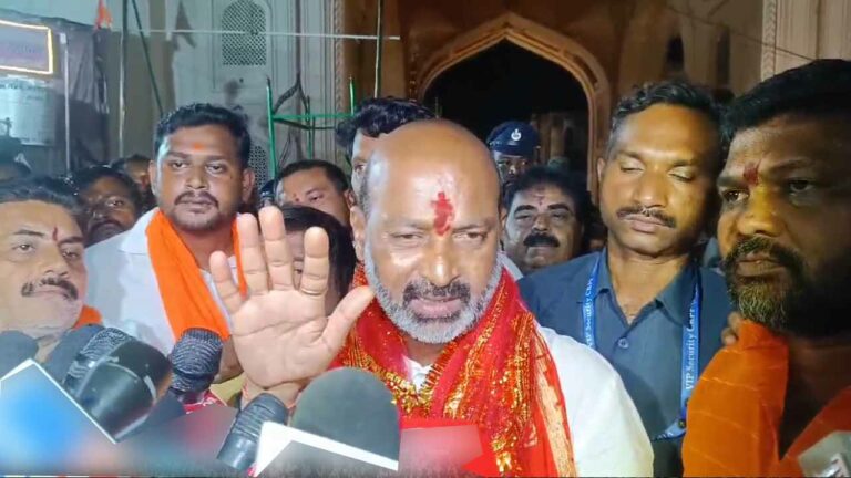 Bandi Sanjay: భాగ్యలక్ష్మీ ఆలయాన్ని ‘గోల్డెన్ టెంపుల్’ గా మారుస్తాం.. బండి సంజయ్ కీలక వ్యాఖ్యలు