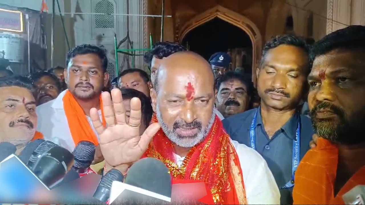 Bandi Sanjay: భాగ్యలక్ష్మీ ఆలయాన్ని ‘గోల్డెన్ టెంపుల్’ గా మారుస్తాం.. బండి సంజయ్ కీలక వ్యాఖ్యలు