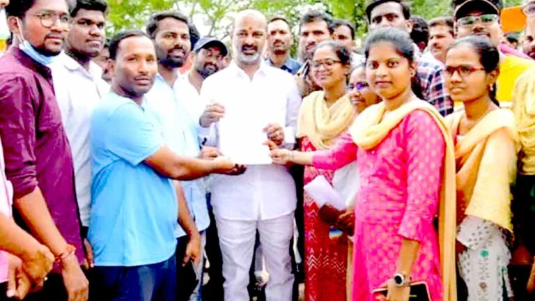 Bandi Sanjay: బండి సంజయ్‌ను కలిసిన గ్రూప్ -1 అభ్యర్థులు..