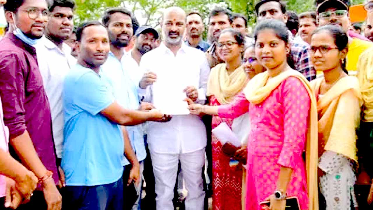 Bandi Sanjay: బండి సంజయ్‌ను కలిసిన గ్రూప్ -1 అభ్యర్థులు..