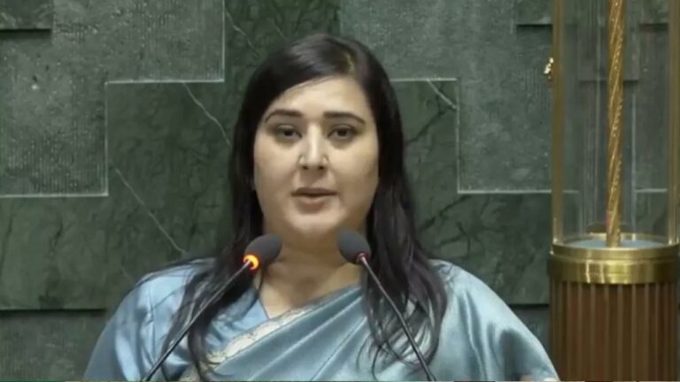 Bansuri Swaraj: తల్లి బాటలో కూతురు.. ప్రమాణస్వీకార కార్యక్రమంలో ఏం చేసిందంటే..?