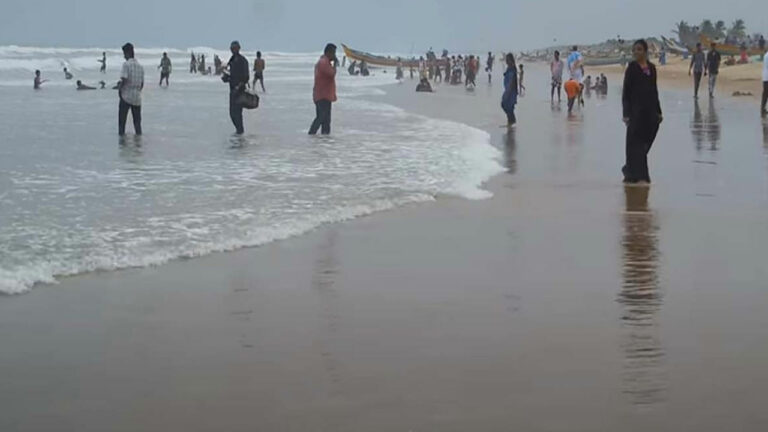 Tragedy: సముద్ర తీరంలో తీవ్ర విషాదం.. ఈతకు వెళ్లి నలుగురు గల్లంతు