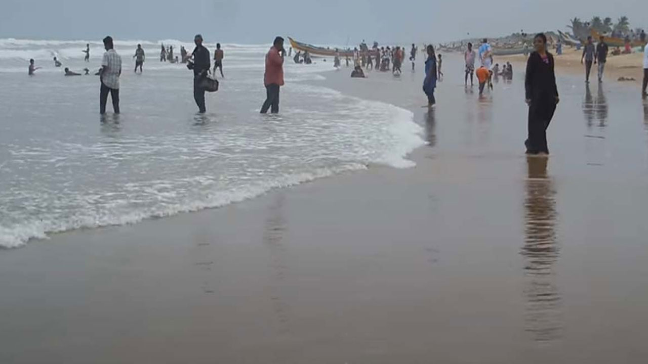 Tragedy: సముద్ర తీరంలో తీవ్ర విషాదం.. ఈతకు వెళ్లి నలుగురు గల్లంతు