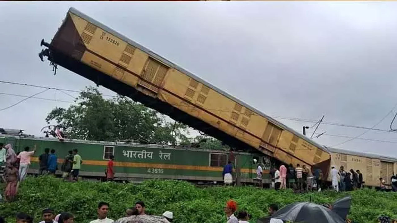 Bengal Train Accident: బెంగాల్ రైలు ప్రమాద ఘటన.. మృతి చెందిన వారిలో లోకో పైలట్, సహాయకుడు