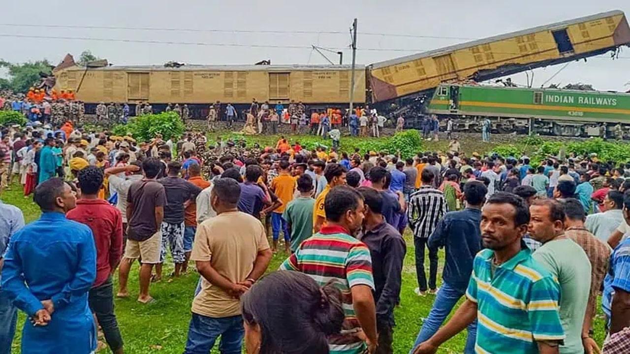 Bengal rail accident: మృతుల కుటుంబాలకు కేంద్రం రూ.10 లక్షల ఎక్స్ గ్రేషియా..