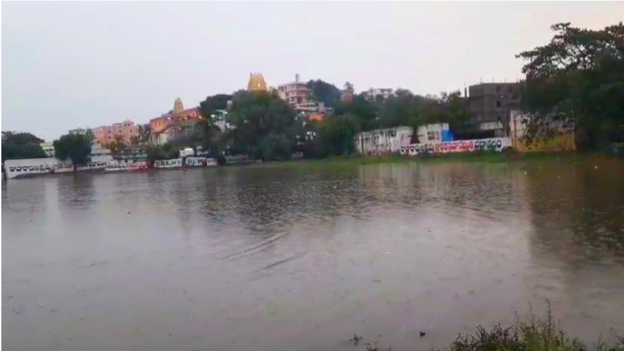 Bhadrachalam: గోదావరి వరదలు గుర్తు చేసిన భారీ వర్షం.. రామాలయం చుట్టూ చేరిన నీరు