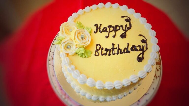 Birthday Cake: “బర్త్ డే కేక్” తీసుకురావడం ఆలస్యమైందని భార్య, కుమారుడిపై కత్తితో దాడి..