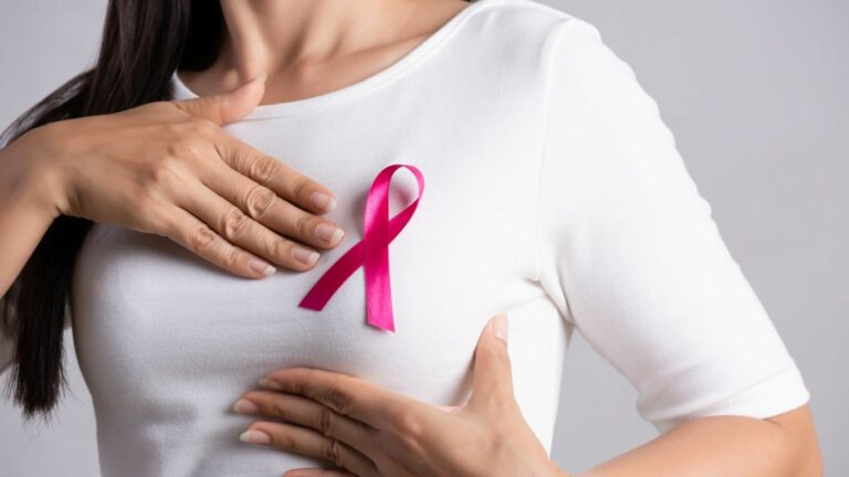 Breast Cancer : ఇలాంటి లక్షణాలు ఉన్నాయా.. అయితే రొమ్ము క్యాన్సర్ కావచ్చు.. జాగ్రత్త..