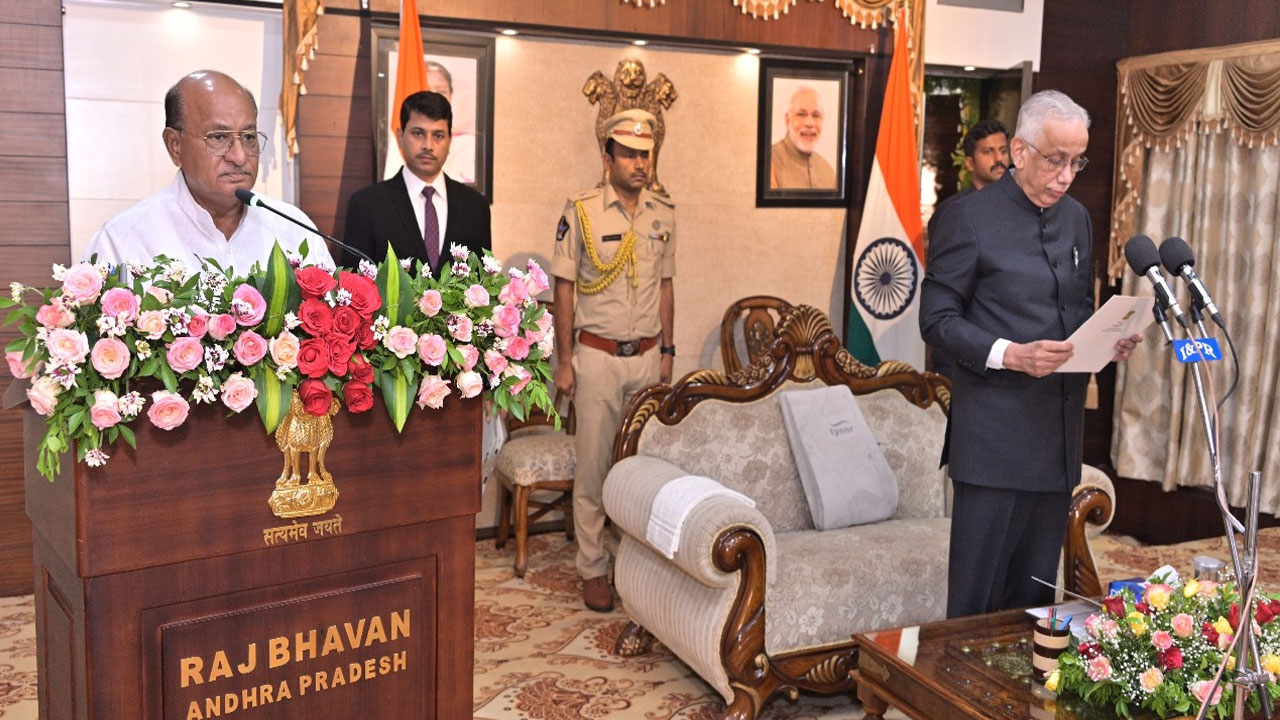 Gorantla Butchaiah Chowdary: ప్రొటెం స్పీకర్‌గా బుచ్చయ్య చౌదరి ప్రమాణ స్వీకారం