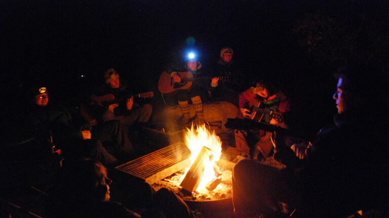 Hyderabad: ఇంటి ముందు క్యాంప్ ఫైర్.. ప్రశ్నించిన వారిపై కాలుతున్న కట్టెలతో..