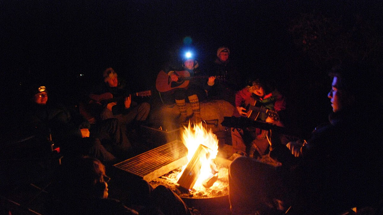 Hyderabad: ఇంటి ముందు క్యాంప్ ఫైర్.. ప్రశ్నించిన వారిపై కాలుతున్న కట్టెలతో..