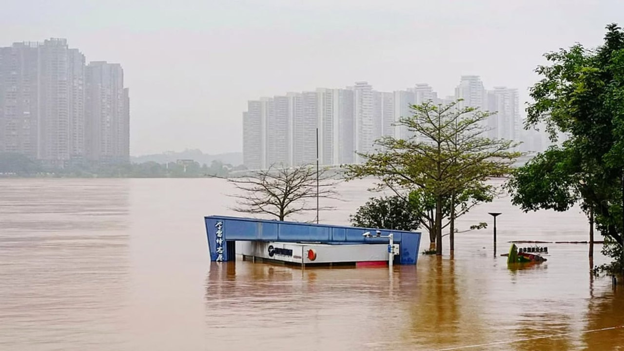 China Rains: చైనాలో భారీ వర్షాలు.. ఎమర్జెన్సీ పొడిగింపు