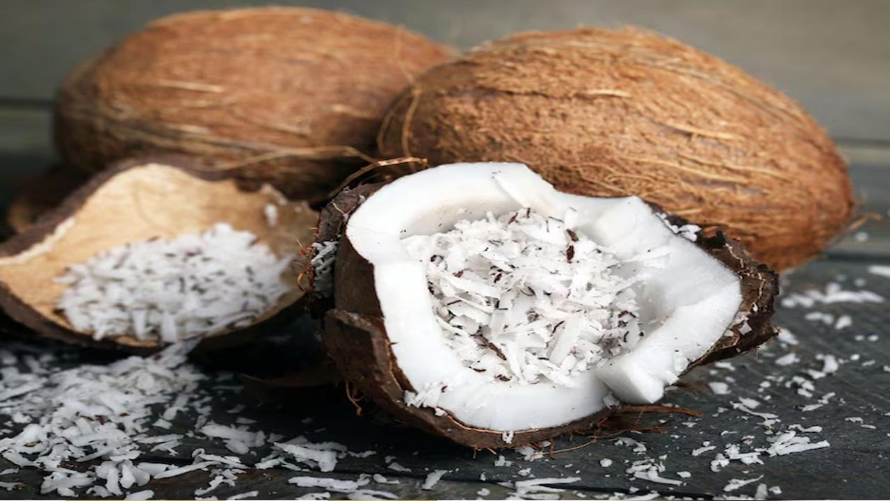 Dry Coconut: ఎండు కొబ్బరి తినడం వల్ల ఆ ప్రమాదాల బారి నుంచి బయటపడొచ్చు..
