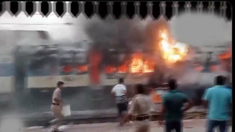 Bihar: పాట్నా-జార్ఖండ్ ప్యాసింజర్ రైల్లో అగ్నిప్రమాదం.. తగలబడ్డ బోగీలు