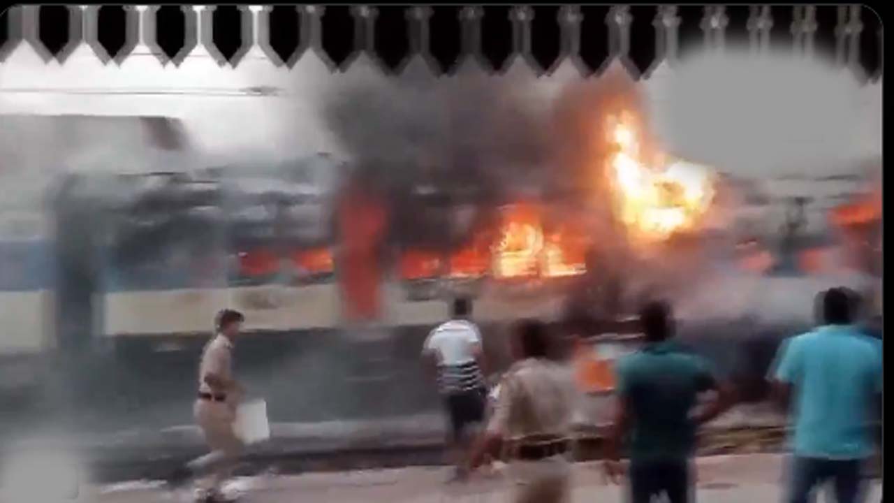 Bihar: పాట్నా-జార్ఖండ్ ప్యాసింజర్ రైల్లో అగ్నిప్రమాదం.. తగలబడ్డ బోగీలు