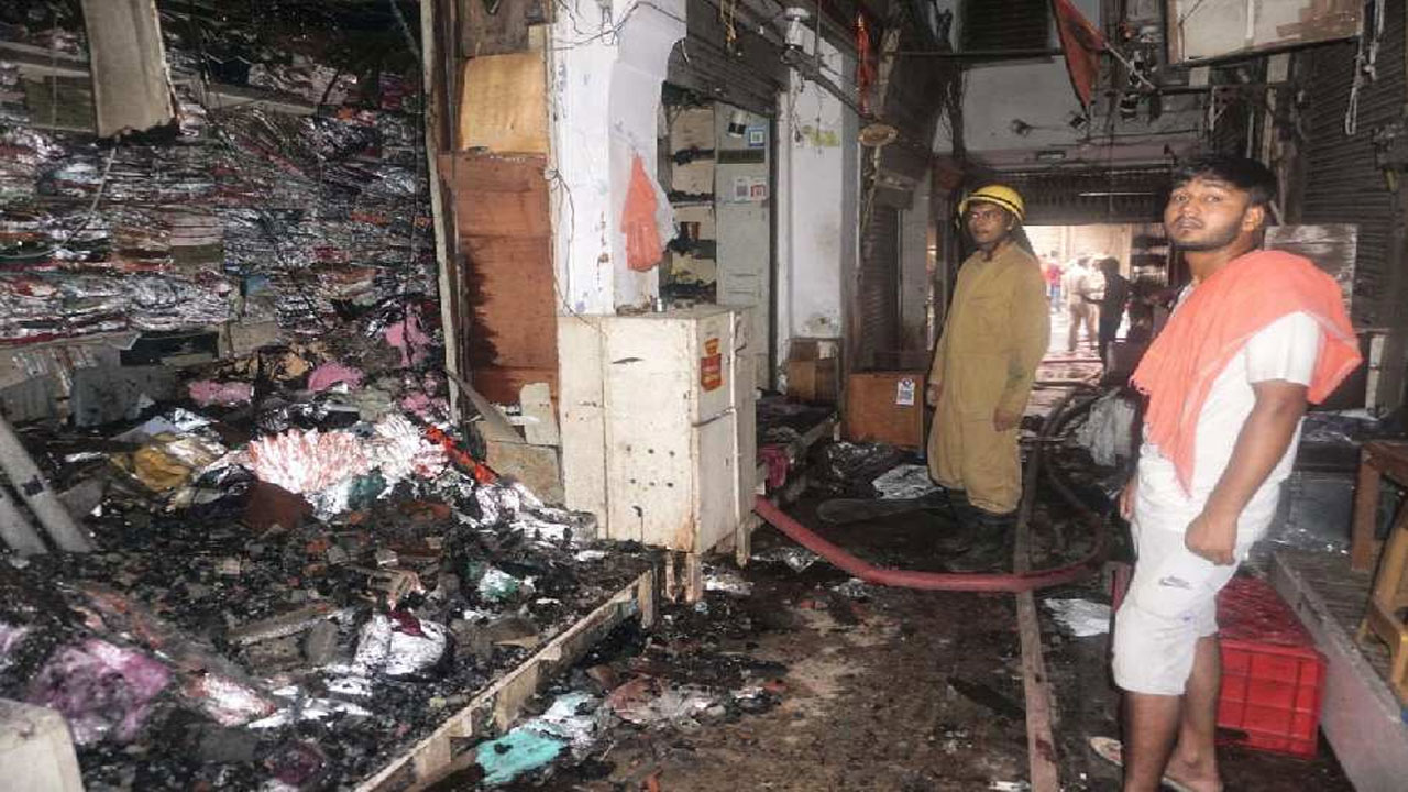 Delhi Fire Accident: చాందినీ చౌక్‌లో ‘అంతా బూడిద’.. 50 దుకాణాలు దగ్ధం