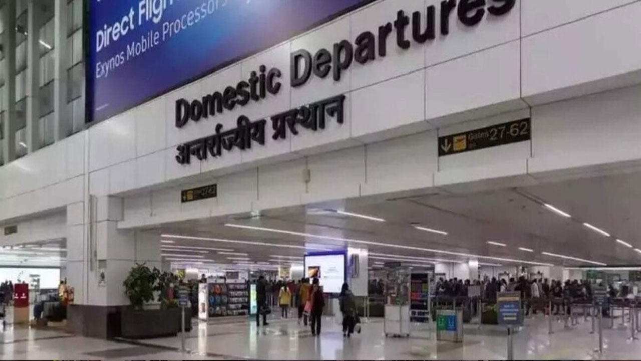 Delhi Airport: ఢిల్లీ ఎయిర్ పోర్ట్⁬లో విద్యుత్ బంద్.. ప్రయాణికులు ఇబ్బందులు