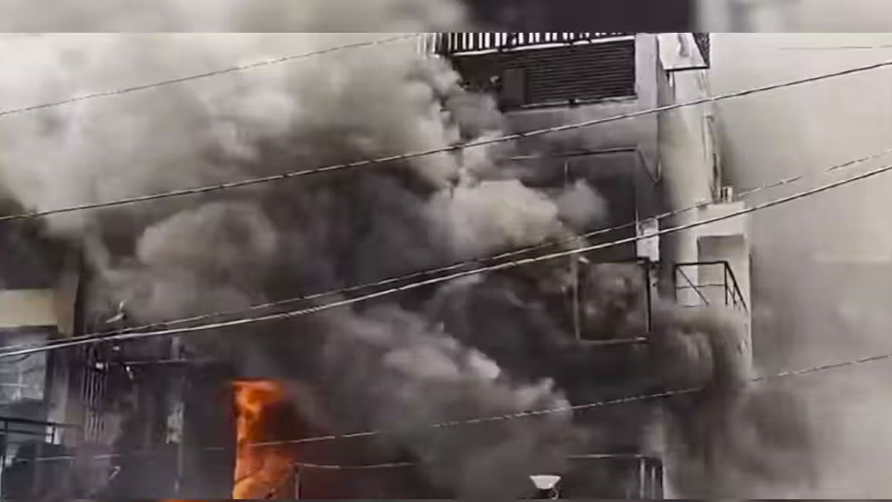 Delhi Fire Accident: ఢిల్లీలో మరో అగ్ని ప్రమాదం.. 5 షాపులు దగ్ధం