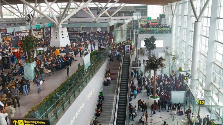 Delhi airport bomb scare: సరదా కోసం ఇలా చేస్తారా.. విమానంలో బాంబు ఉందని 13 ఏళ్ల బాలుడి బెదిరింపు..