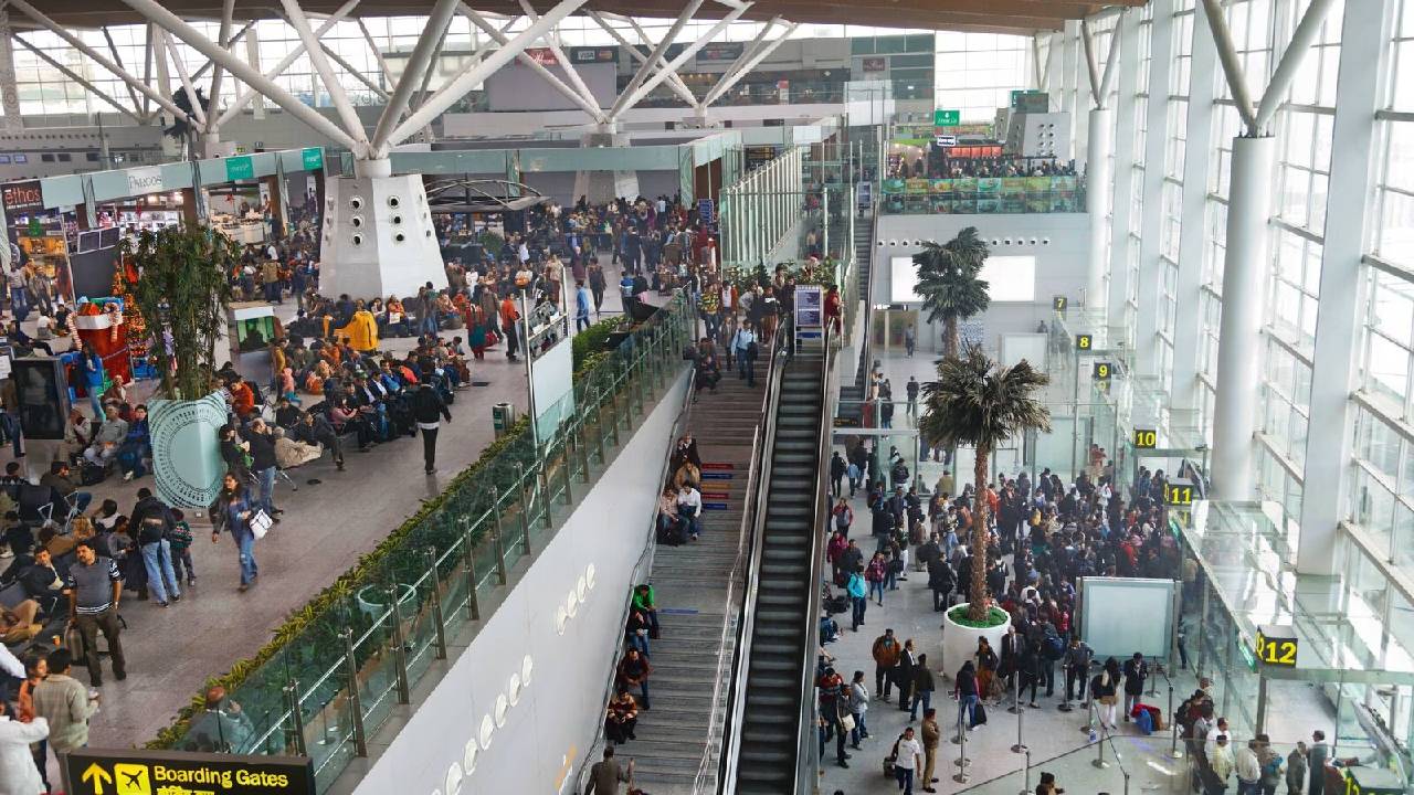 Delhi airport bomb scare: సరదా కోసం ఇలా చేస్తారా.. విమానంలో బాంబు ఉందని 13 ఏళ్ల బాలుడి బెదిరింపు..