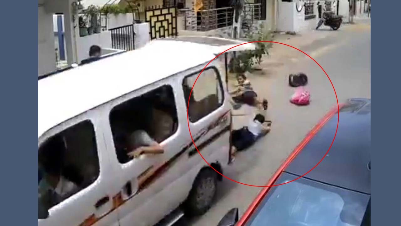 Vadodara video: స్కూల్ వ్యాన్ డ్రైవర్ నిర్లక్ష్యం.. రన్నింగ్‌లో పడి పోయిన విద్యార్థులు
