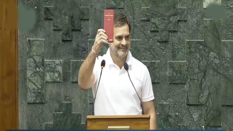 Rahul Gandhi: రాజ్యాంగం ప్రతిని చేతితో పట్టుకుని ఎంపీగా రాహుల్ ప్రమాణం